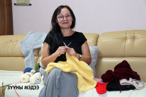 Татсан нэхээс бүртээ хайраа шингээдэг ээж